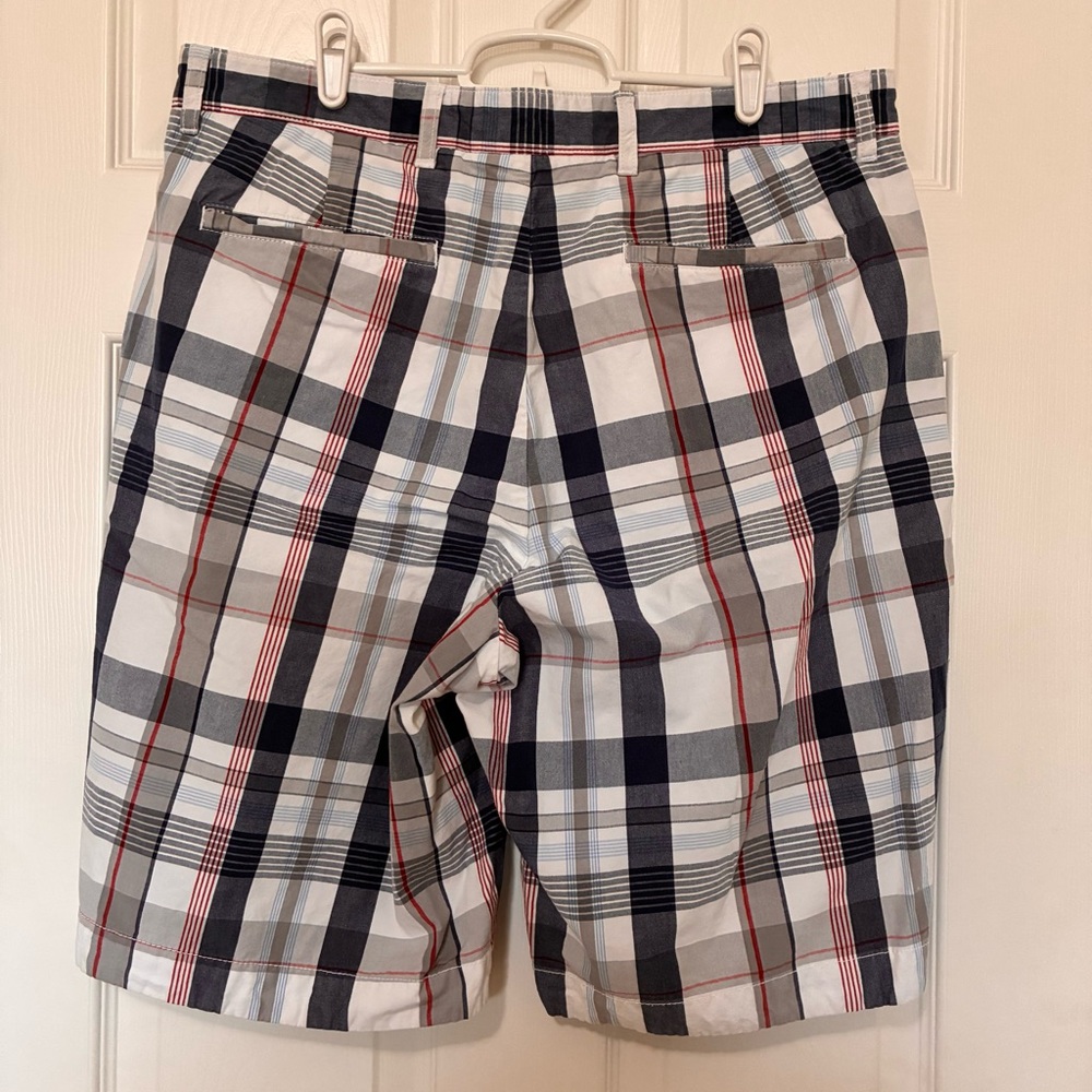 Roundtree & Yorke Shorts Men's 35w Blue and White Plaid 100% Cotton Straight Fit - Picture 2 of 13